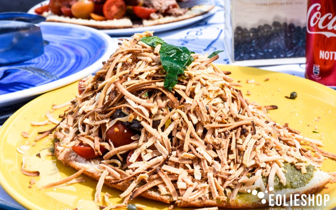 Pane Cunzato di Salina: Il Tradizionale Pasto Estivo delle Isole Eolie