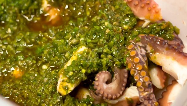 Polpo in Salsa di Capperi di Salina: Un Classico della Cucina Afrodisiaca