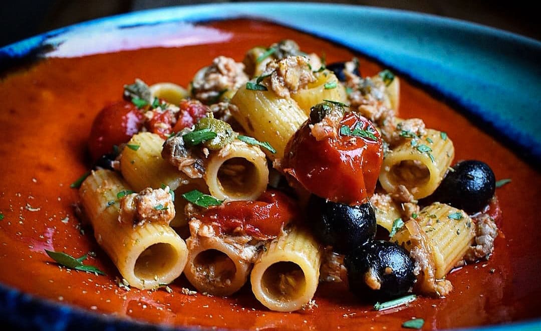Rigatoni con Pomodoro Siccagno, Capperi di Salina, Olive e Mandorle