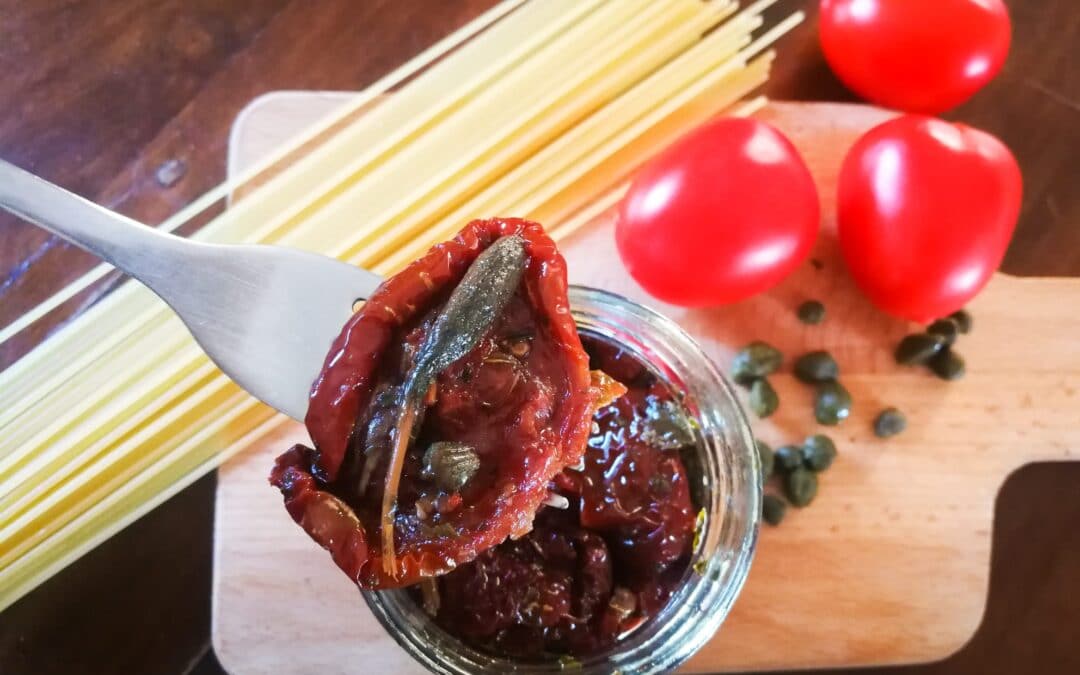 Pasta con Pomodori Secchi, Capperi e Cucunci di Salina